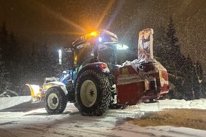 Brøyting med traktor på parkeringsplass om natten – profesjonell vintertjeneste